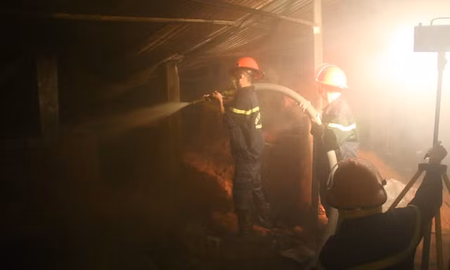 Trại dế rộng 1000m2 bị thiêu rụi trong đêm