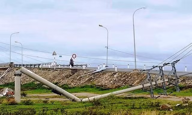 Cột điện bê tông ly tâm dự ứng lực "bảo đảm tiêu chuẩn" bị đứt lìa do bão số 5 (bão cấp 8) tại TT-Huế.