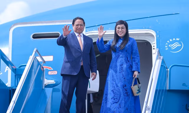  Thủ tướng Phạm Minh Chính và Phu nhân Lê Thị Bích Trân vẫy chào trước khi lên đường thực hiện chuyến công tác. Ảnh: VGP