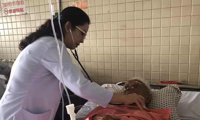 Cứu cụ ông nguy kịch vì hóc hạt mít