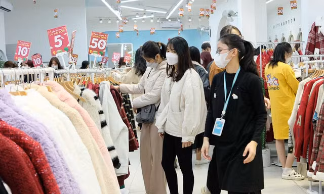 Bạn trẻ chen chân mua hàng giảm giá dịp Tết, 'hàng thùng' hút khách 