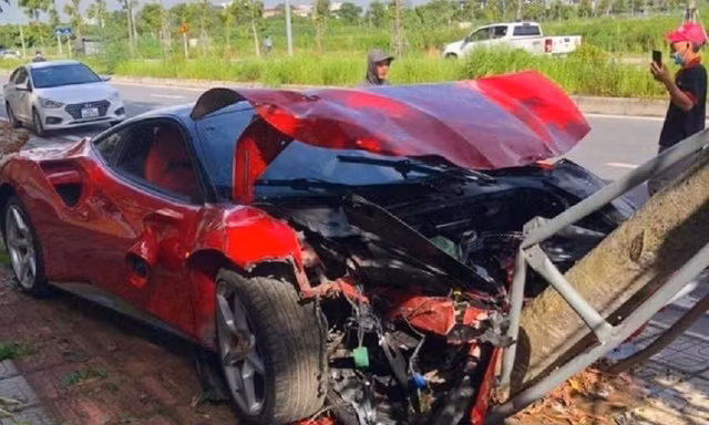 Gần 1 tháng sau khi húc đổ cây ở Hà Nội, siêu xe Ferrari 488 vẫn chưa được sửa