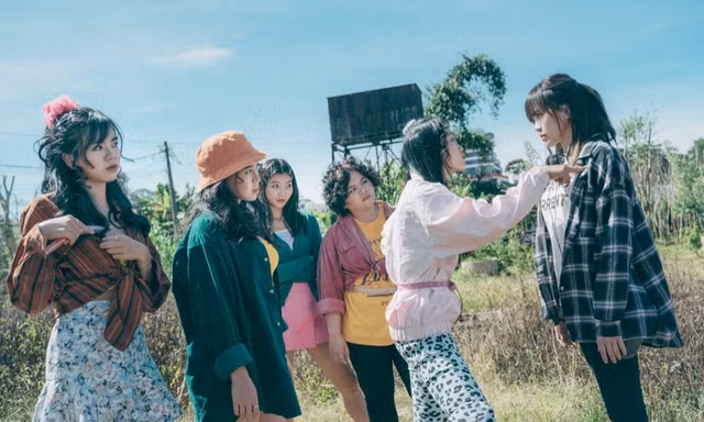 Thiều Bảo Trâm ẩu đả cùng nữ quái trong MV, gợi nhớ phim “Tháng Năm Rực Rỡ“