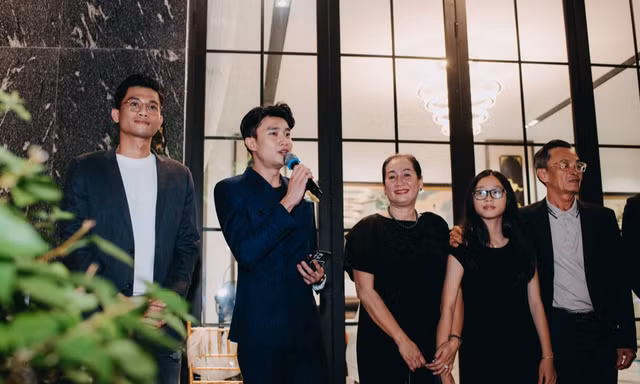 Vừa tặng mẹ 3 tỷ, Quốc Trường lại tự tay tổ chức tiệc mừng 40 năm ngày cưới cho ba mẹ
