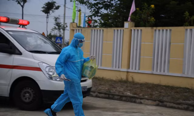Thí sinh F Đà Nẵng đi xe cứu thương, trùm kín bảo hộ tới trường thi