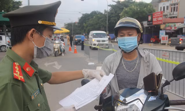 'Cấp giấy đi đường ở Hà Nội vội vàng, ít hàm lượng công nghệ'