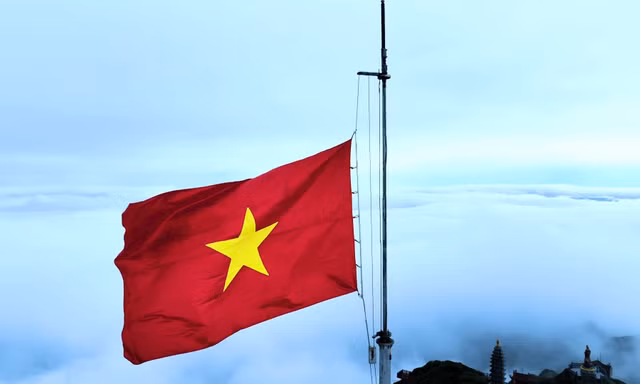 Hình ảnh thượng cờ trên đỉnh Fansipan mừng Ngày Thống nhất non sông