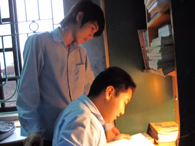 Chung và Quang bên góc học tập