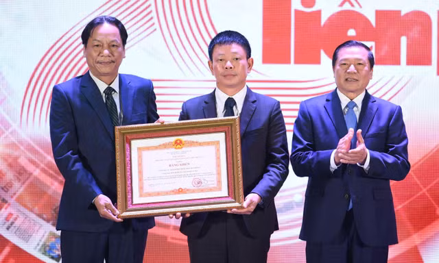 Báo điện tử Tiền Phong đón nhận Bằng khen của Thủ tướng Chính phủ