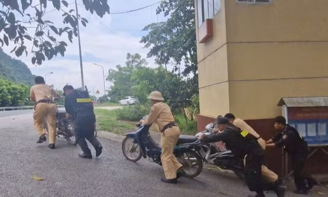 Cảnh sát giao thông Lạng Sơn di chuyển xe vi phạm đến nơi an toàn.