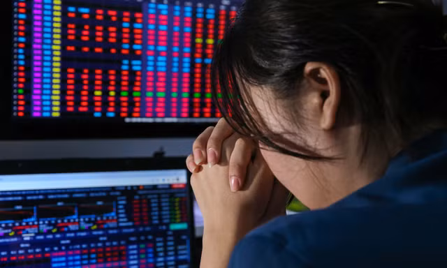 Tiền vào chứng khoán chạm đáy, nhà đầu tư chờ đợi điều gì?