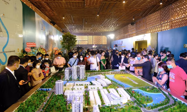 Giá bán căn hộ giảm mạnh, giao dịch nhà liền thổ đóng băng