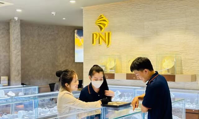 ‘Sếp lớn’ PNJ đua nhau thoái vốn sau khi doanh nghiệp bị phạt nặng