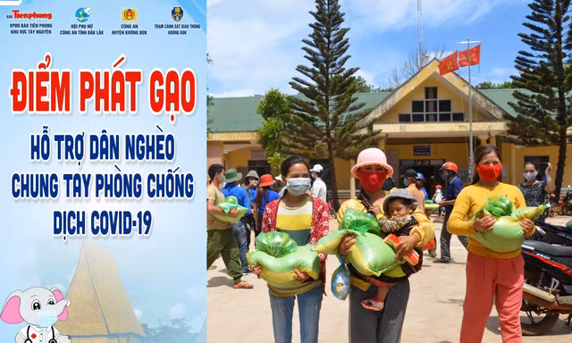 Dân nghèo Cư Né nhận quà từ chương trình