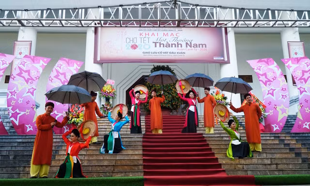 Chợ Tết tái hiện văn hoá truyền thống Thành Nam được tổ chức tại Bảo tàng Nam Định - Ảnh: Hoàng Long