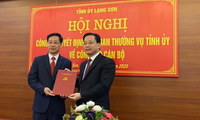 Lãnh đạo Tỉnh ủy trao quyết định cho ông Lương Tiến Trình (bìa trái) giữ chức vụ Phó trưởng ban dân vận tỉnh ủy Lạng Sơn .Ảnh: Duy Chiến 