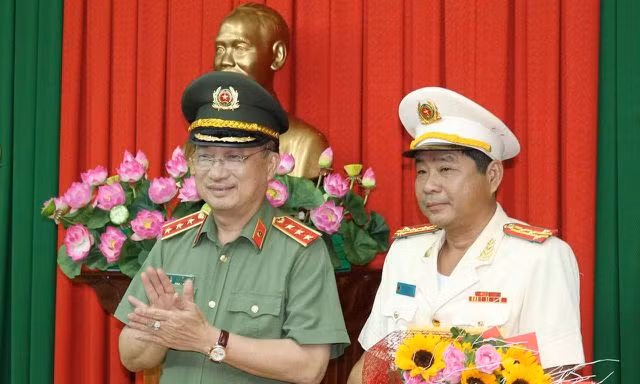 Thượng tướng Nguyễn Văn Thành - Thứ trưởng Bộ Công an (trái) tặng hoa chúc mừng Đại tá Nguyễn Văn Hiểu giữ chức vụ Giám đốc Công an tỉnh Đồng Tháp.