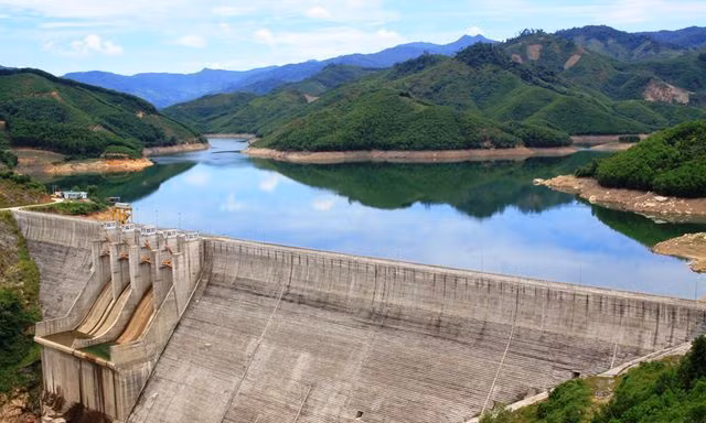 Sai phạm trong công tác đền bù, hỗ trợ cho người dân tại dự án thủy điện Đăkđrinh gây thiệt hại cho nhà nước 26 tỷ đồng.