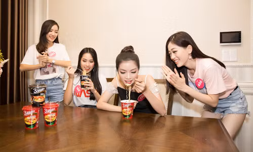 Á hậu 1 – Bùi Phương Nga cũng có mặt để cổ vũ tinh thần của hai người bạn trong thử thách lần này.