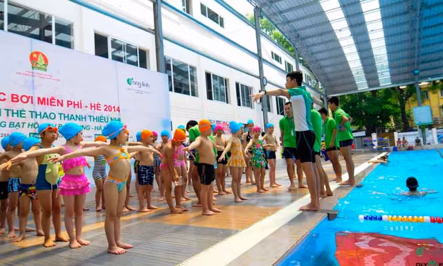 Đã có hàng nghìn lượt em nhỏ học bơi và kỹ năng chống đuối nước ở bể bơi.