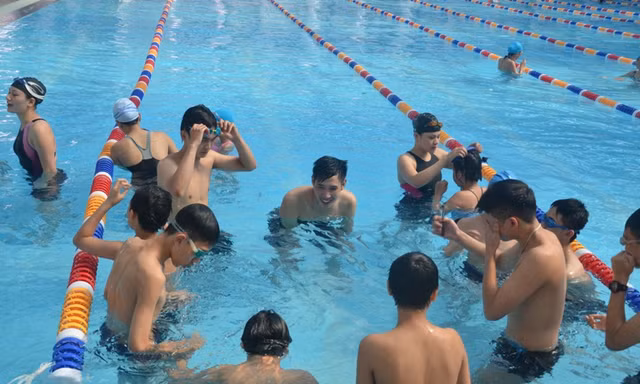 Dạy bơi miễn phí cho 200 học sinh có hoàn cảnh khó khăn