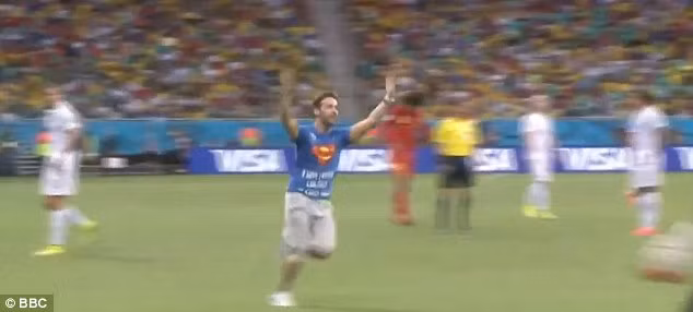 [VIDEO] Superman lao vào sân 'đại náo' World Cup