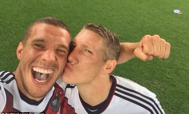 Ảnh 'tự sướng' của Schweinsteiger và Podolski. 