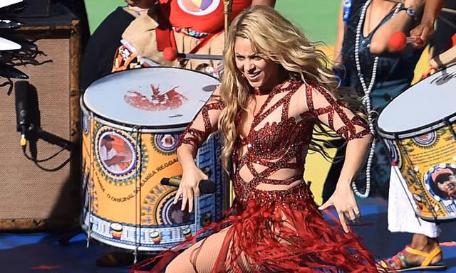 Diện váy đỏ, Shakira lắc hông bốc lửa đêm bế mạc World Cup