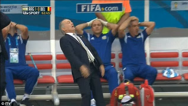 [VIDEO] HLV Alejandro Sabella suýt ngã lộn cổ vì... tiếc 