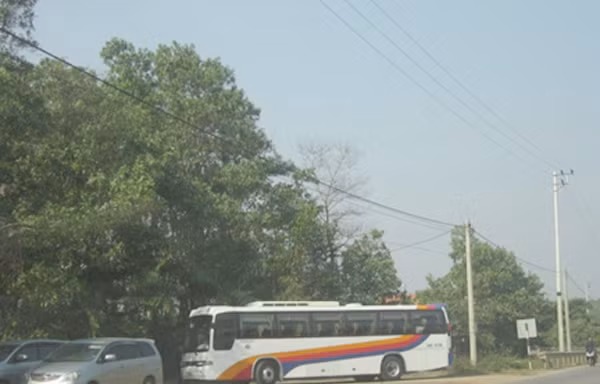 Ngày 11-1, nhóm nhà báo cùng các cán bộ hiện trường của ENV ghi nhận ít nhất một xe bus đưa khách du lịch Hàn Quốc tới trại gấu Đất Việt, thuộc Cty Đất Việt, tại thôn Cầu Trắng, xã Đại Yên, TP Hạ Long (nguồn ENV)