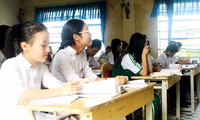Bàn thấp, ghế cao, trò khom lưng
