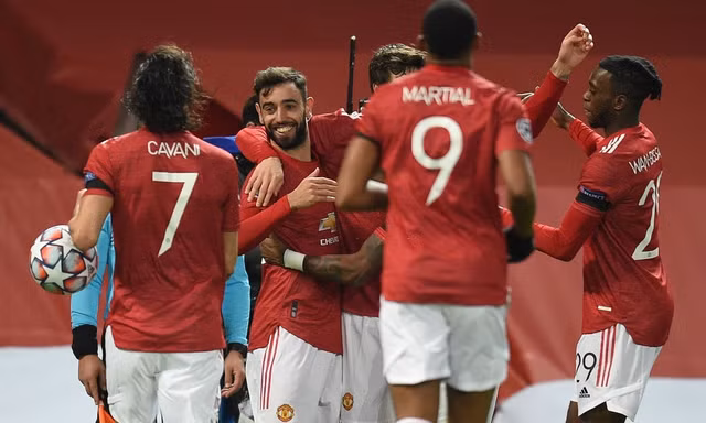 Bruno Fernandes ăn mừng cùng các cầu thủ M.U.