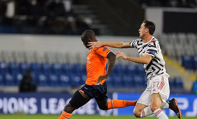 Matic đuổi theo Demba Ba trong vô vọng