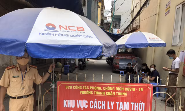 Lực lượng chức năng phong tỏa khu vực phát hiện các ca bệnh tại phường Thanh Xuân Trung (quận Thanh Xuân, Hà Nội). Ảnh: PV 