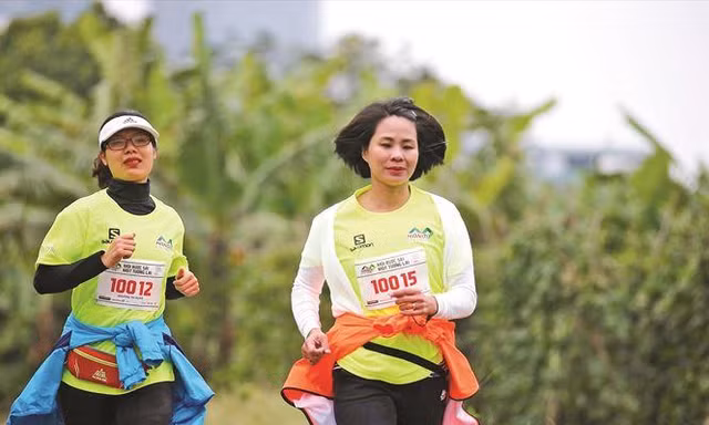 Phó Tổng cục trưởng Tổng cục TDTT Lê Thị Hoàng Yến (bên phải) trong màu áo Tiền Phong Marathon 