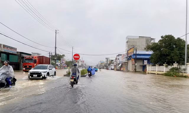Học sinh một tỉnh miền Trung phải nghỉ học hôm nay do mực nước lũ tăng nhanh