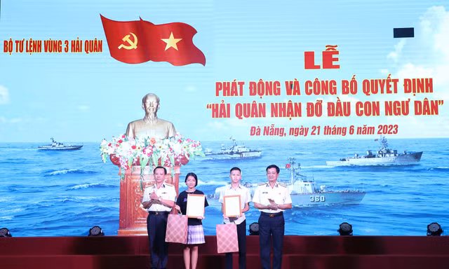 Vùng 3 Hải quân nhận đỡ đầu con ngư dân