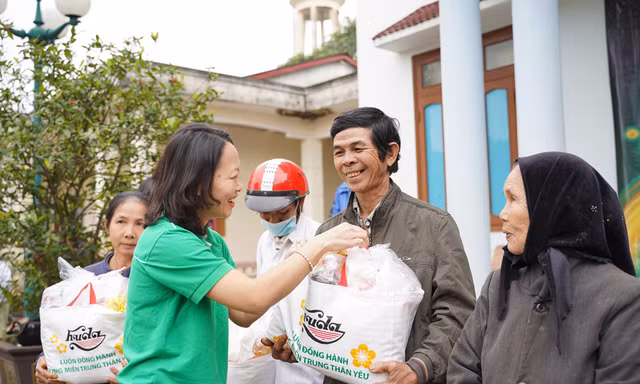 Miền Trung đón xuân ấm áp với 9000 phần quà tết từ Huda