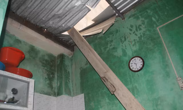 Miếng ván gỗ dài hơn 4m của công trình khách sạn phi thẳng xuống đầu nhà người dân.