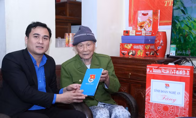 Tỉnh Đoàn Nghệ An tặng quà Đảng viên lão thành, Đảng viên trẻ
