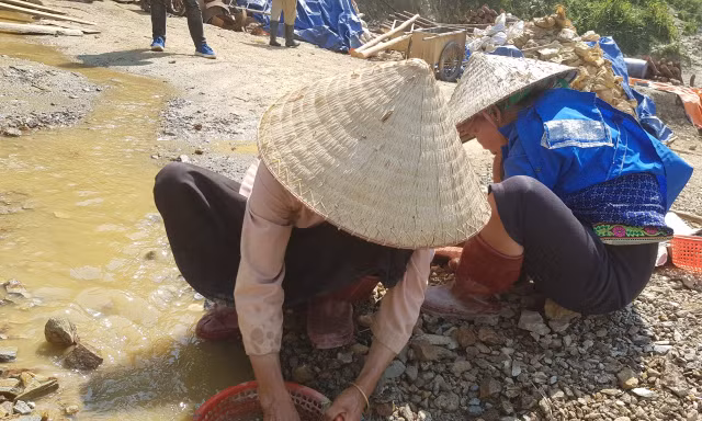 Người dân đãi vàng ở khu vực mỏ vàng Minh Lương.