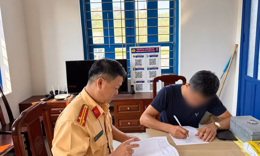Xử phạt tài xế kéo lê mái tôn giữa phố Quảng Ninh
