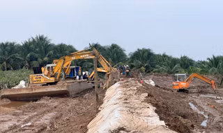 Hỗ trợ người dân bị thiệt hại do vỡ đê bao tại Vĩnh Long, khắc phục sạt lở, ổn định cuộc sống và phục hồi sản xuất nông nghiệp.