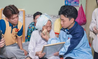 Sinh viên tình nguyện phục dựng ảnh liệt sĩ tại biên giới Đồng Tháp