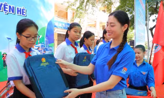 Áo xanh tình nguyện tập trung hỗ trợ chuyển đổi số 
