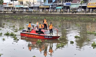 Thách nhau bơi qua sông sau cuộc nhậu, một người mất tích