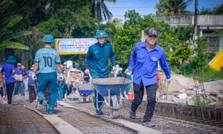 Thanh niên tình nguyện cùng bộ đội xây cầu cho người dân