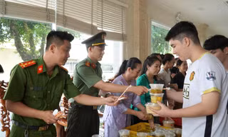 Thức từ tinh mơ nấu cơm tiếp sức học trò vượt biển đi thi