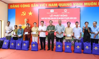 Công an An Giang trao hàng chục suất quà, hỗ trợ mổ mắt miễn phí cho người nghèo