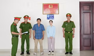 Khởi tố cặp vợ chồng sản xuất, buôn bán nước hoa giả thương hiệu nổi tiếng